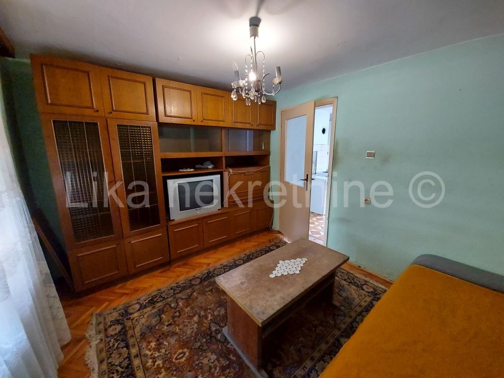 OTOČAC -  dvosobni stan 45 m2, garaža, dvorišna zgrada (3)