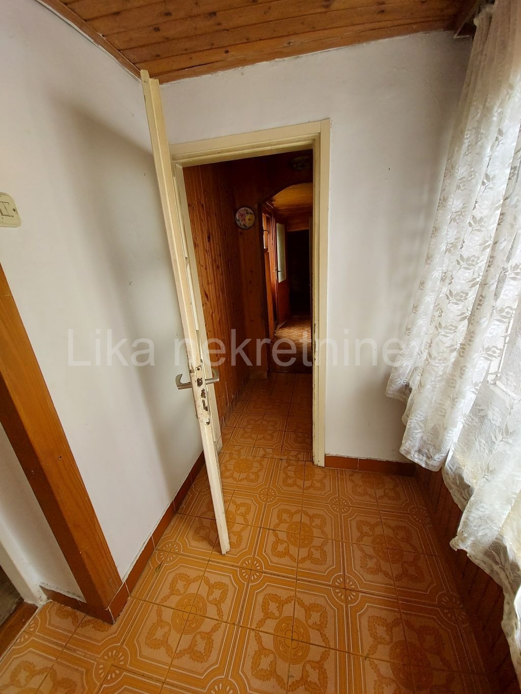 OTOČAC -  dvosobni stan 45 m2, garaža, dvorišna zgrada (18)