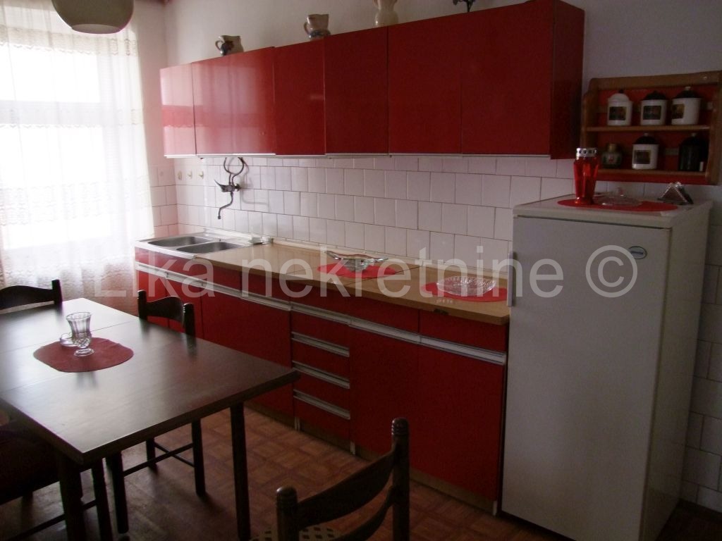 OTOČAC, centar - kuća dvokatnica sa poslovnim prostorom (11)