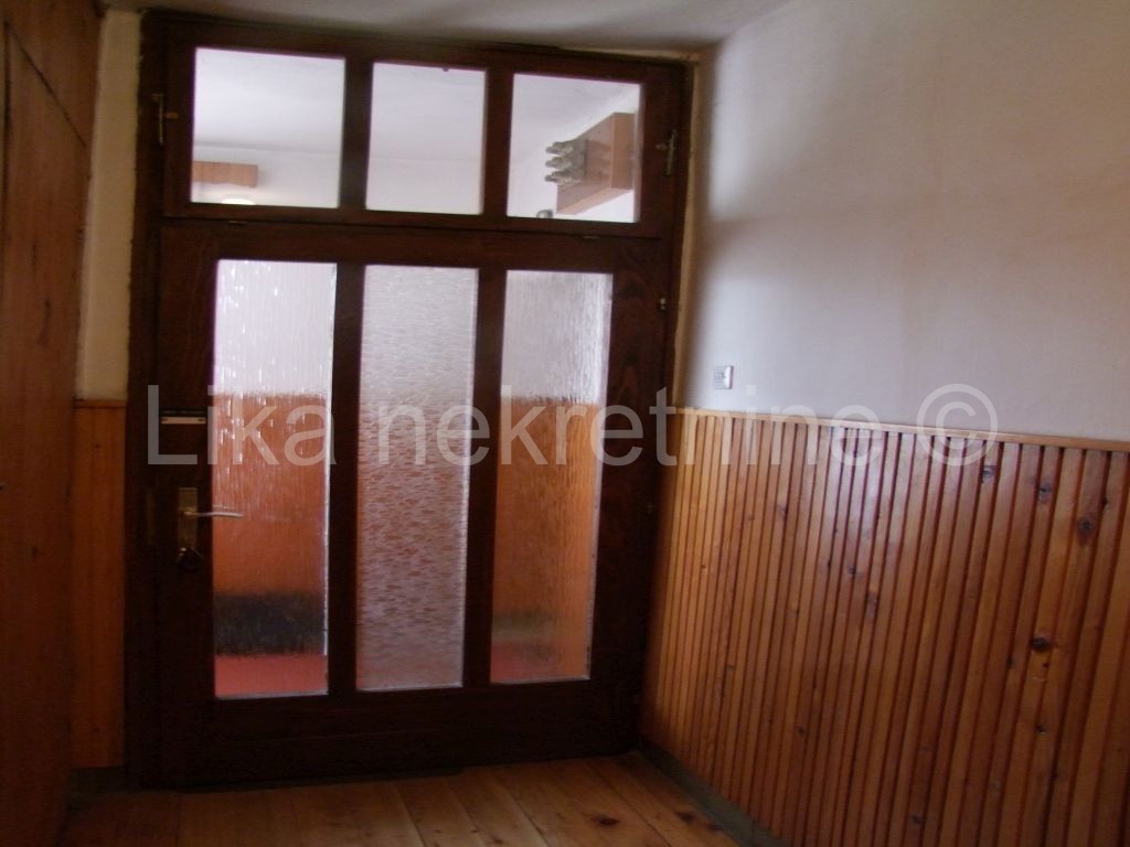 OTOČAC, centar - kuća dvokatnica sa poslovnim prostorom (20)
