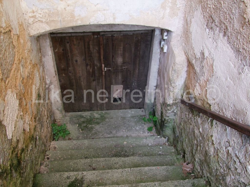 OTOČAC, centar - kuća dvokatnica sa poslovnim prostorom (27)