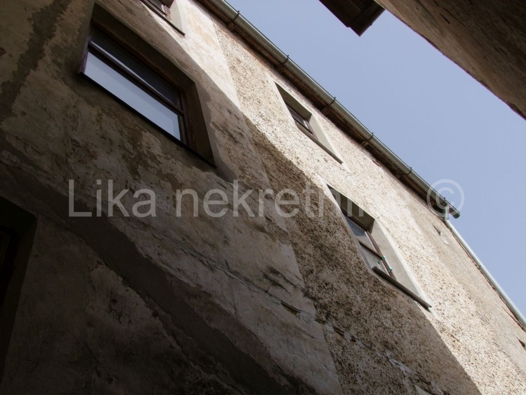 OTOČAC, centar - kuća dvokatnica sa poslovnim prostorom (28)