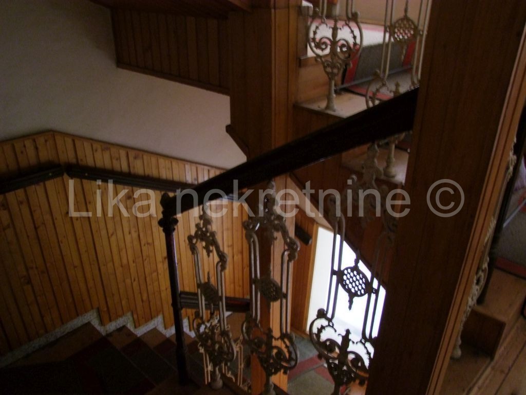 OTOČAC, centar - kuća dvokatnica sa poslovnim prostorom (8)