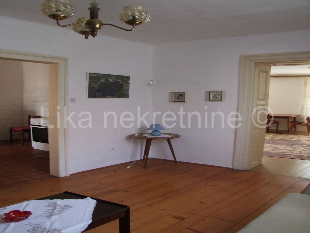 OTOČAC, centar - kuća dvokatnica sa poslovnim prostorom (13)