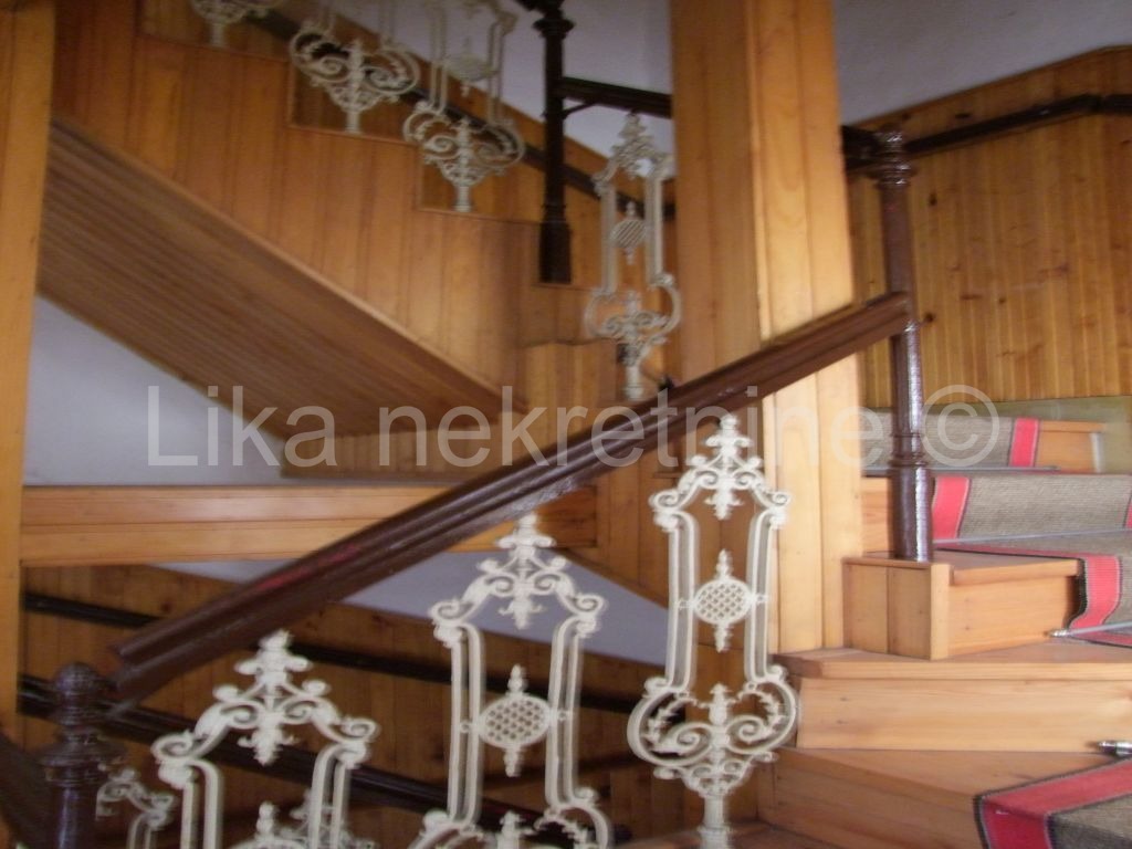OTOČAC, centar - kuća dvokatnica sa poslovnim prostorom (9)