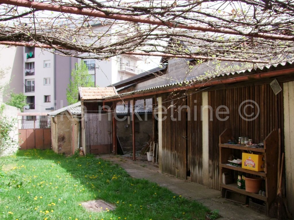 OTOČAC, centar - kuća dvokatnica sa poslovnim prostorom (29)