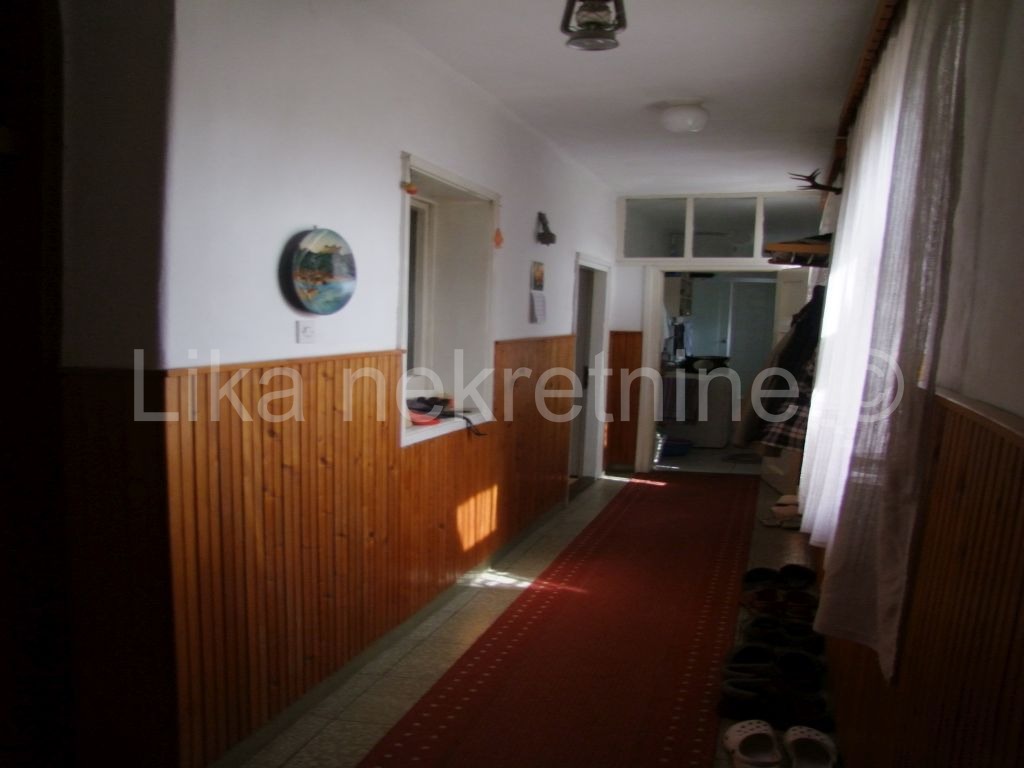 OTOČAC, centar - kuća dvokatnica sa poslovnim prostorom (25)