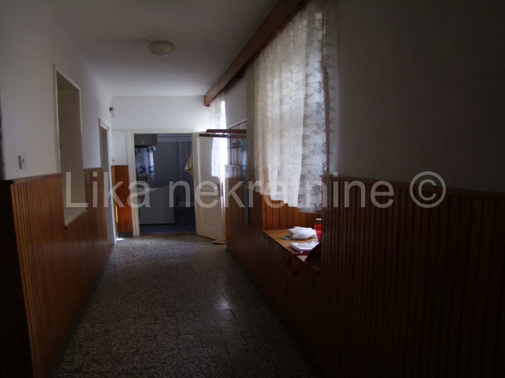 OTOČAC, centar - kuća dvokatnica sa poslovnim prostorom (16)