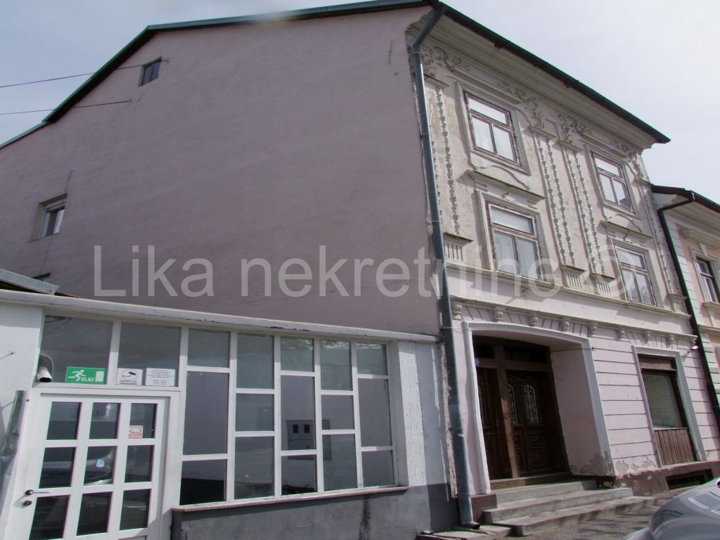 OTOČAC, centar - kuća dvokatnica sa poslovnim prostorom (4)