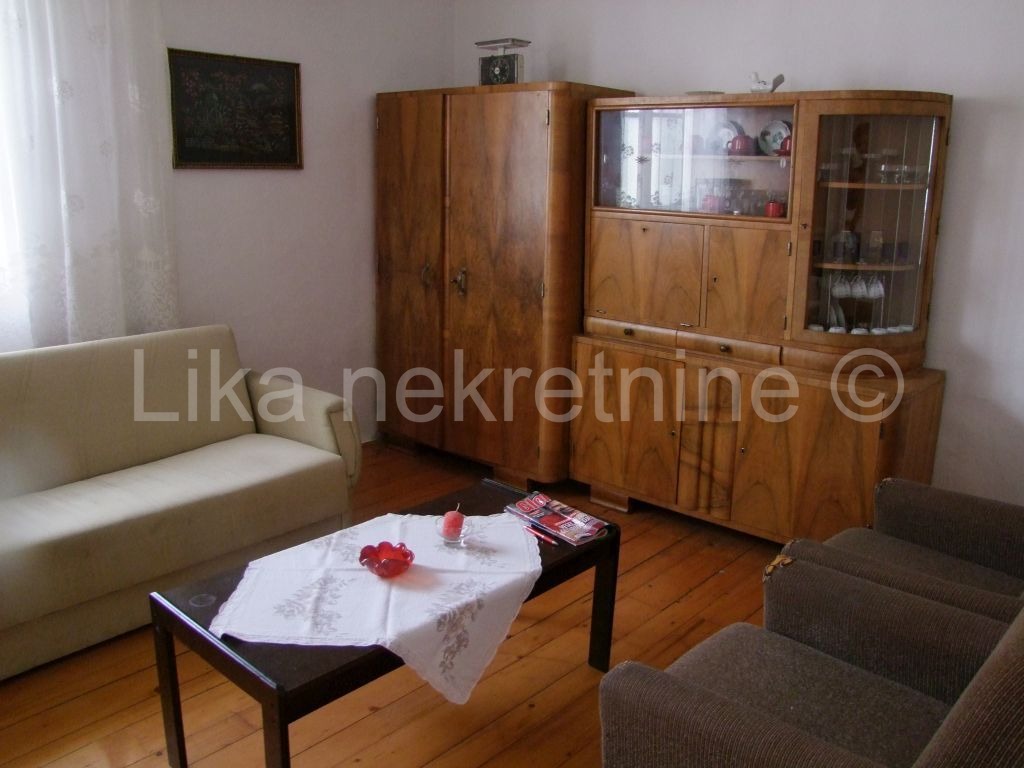 OTOČAC, centar - kuća dvokatnica sa poslovnim prostorom (12)