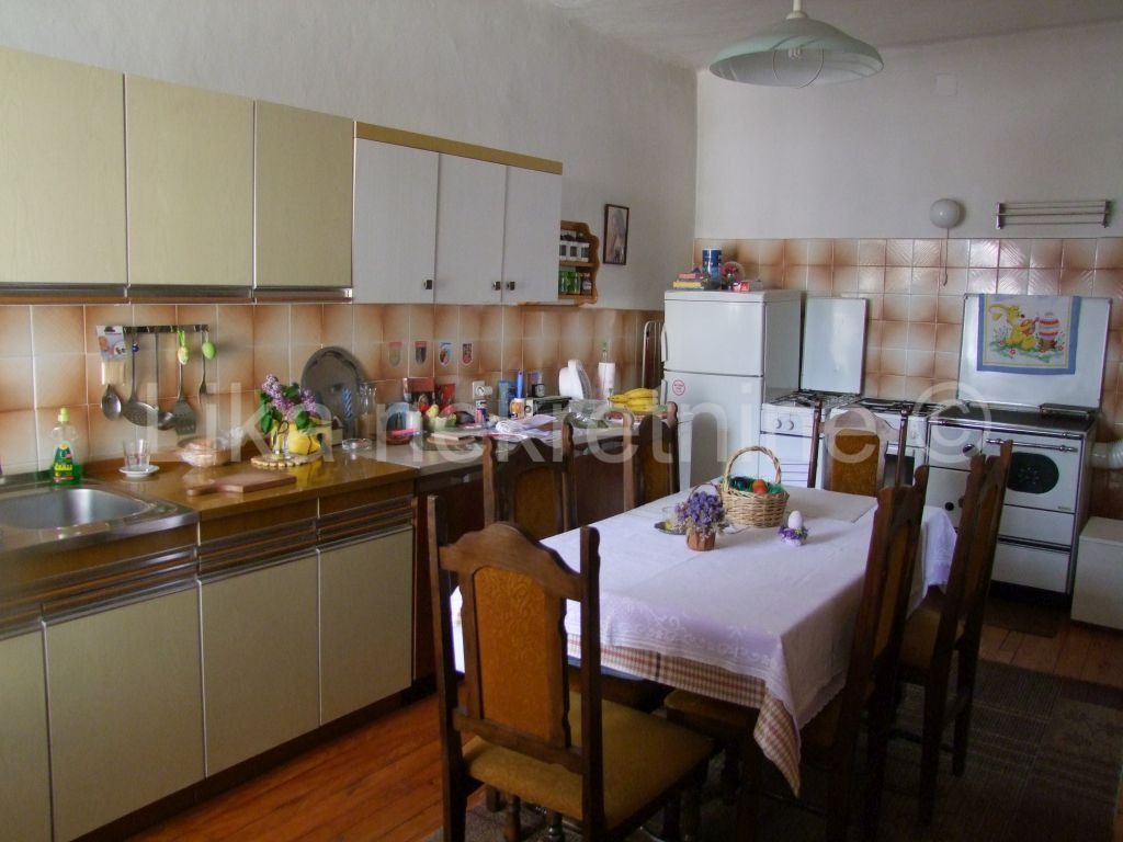 OTOČAC, centar - kuća dvokatnica sa poslovnim prostorom (21)