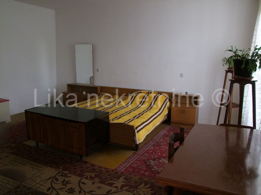 OTOČAC, centar - kuća dvokatnica sa poslovnim prostorom (14)