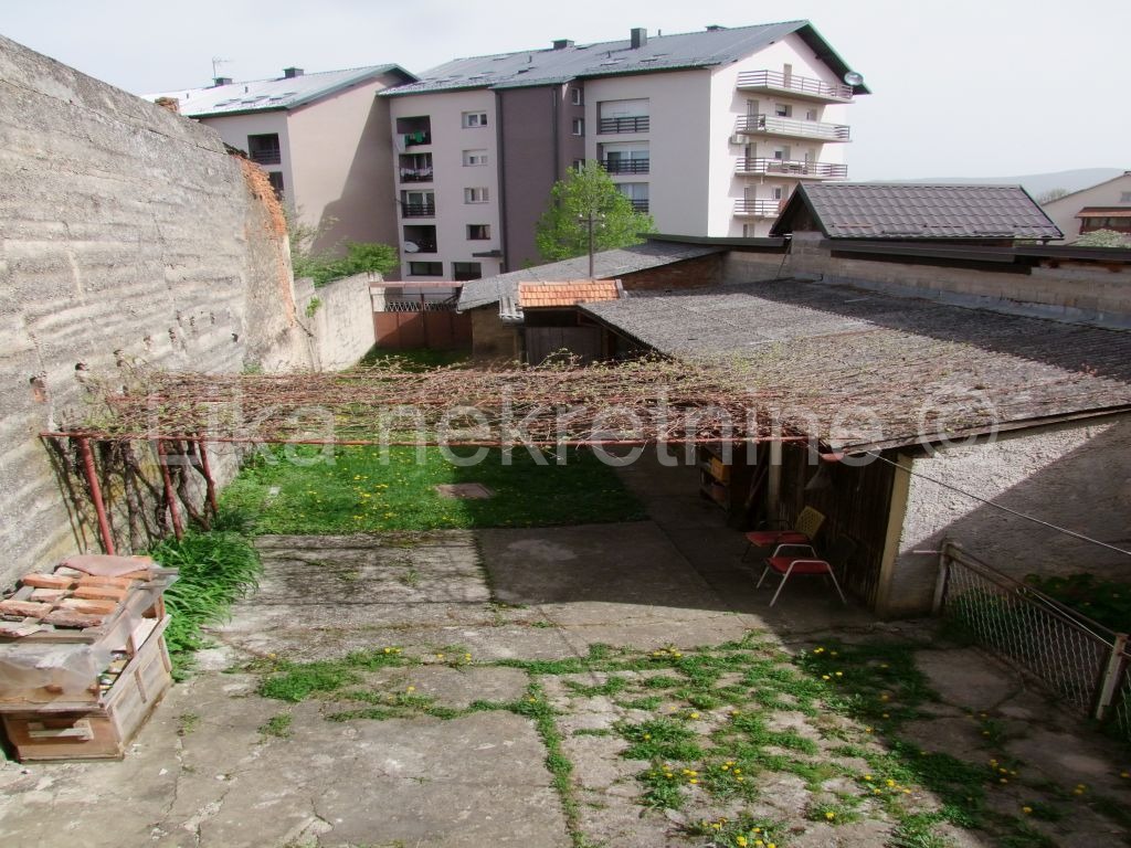 OTOČAC, centar - kuća dvokatnica sa poslovnim prostorom (19)