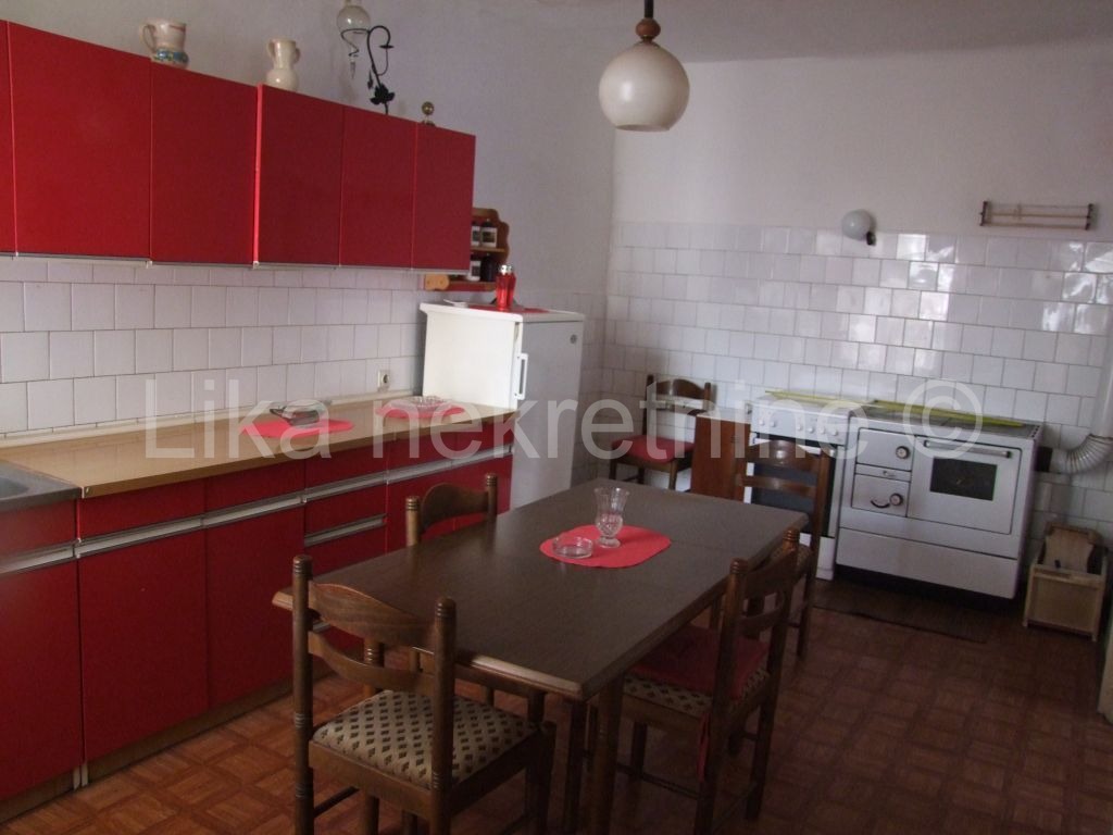 OTOČAC, centar - kuća dvokatnica sa poslovnim prostorom (10)