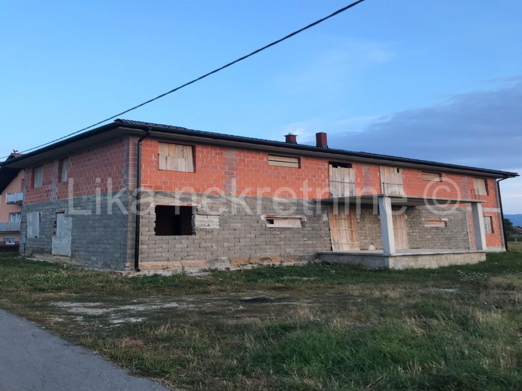 GOSPIĆ - Davida Starčevića, stambena zgrada s 4 stana