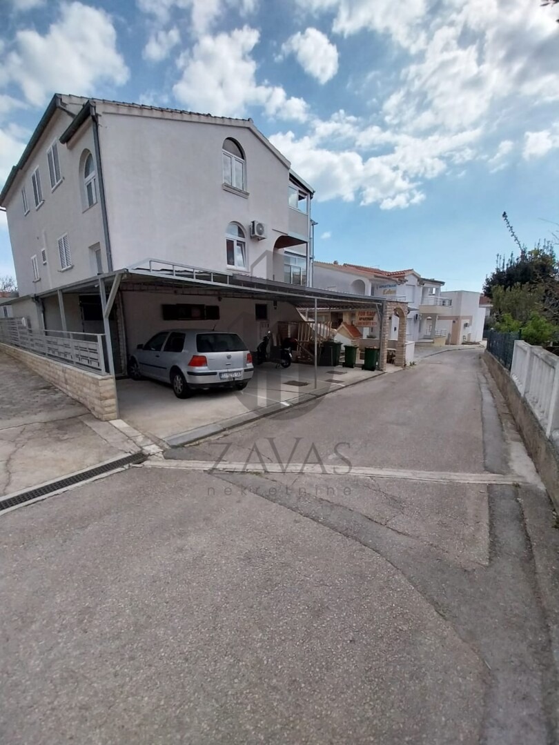 Kuća s tri apartmana: Vodice (Bristak-Blata) - 220 m2, (200m od mora)