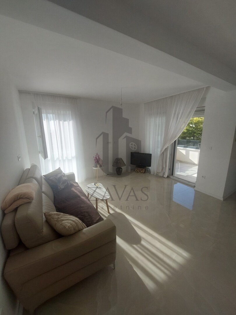 Stan, novogradnja Vodice (centar/blizina mora): 58m2 - parkirno mjesto