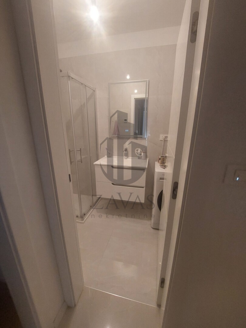 Stan, novogradnja Vodice (centar/blizina mora): 58m2 - parkirno mjesto (11)