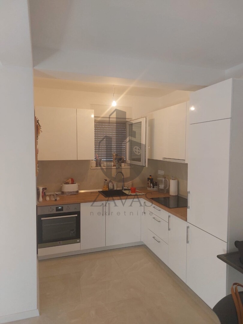 Stan, novogradnja Vodice (centar/blizina mora): 58m2 - parkirno mjesto (7)