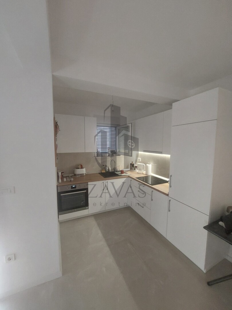 Stan, novogradnja Vodice (centar/blizina mora): 58m2 - parkirno mjesto (9)