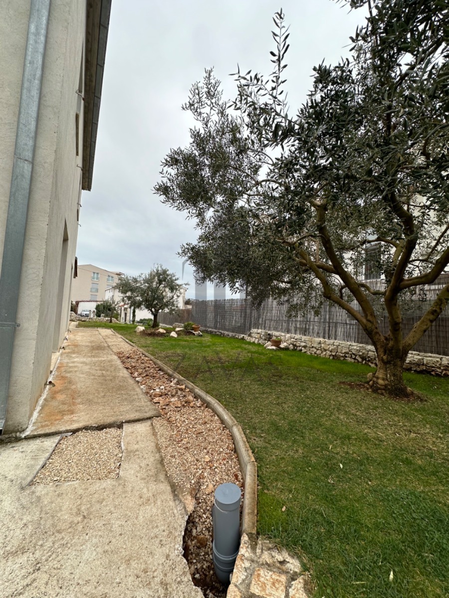 Kuća: Otok Čiovo, 240m2+ 608m2 okućnice (22)