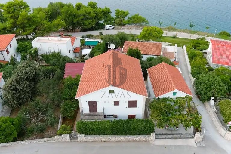Kuća, Postira - 434 m2 (tri apartmana)